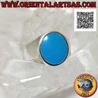 Bague en argent avec turquoise ovale affleurante avec bord légèrement surélevé sur une monture lisse