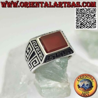 Anillo de plata con cornalina rectangular, rodeado de griego en bajorrelieve