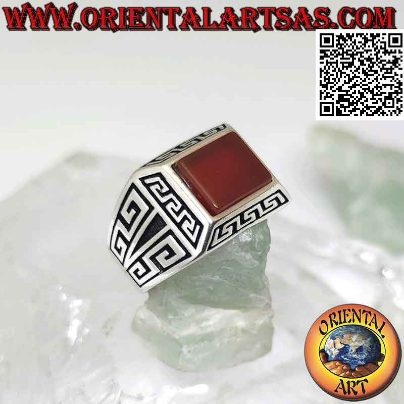 Anello in argento con corniola rettangolare, contornato da greche a bassorilievo