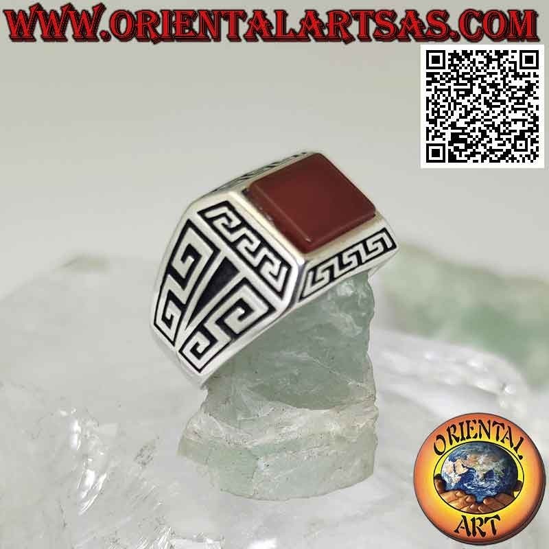 Bague en argent avec cornaline rectangulaire, entourée de grecs en bas-relief