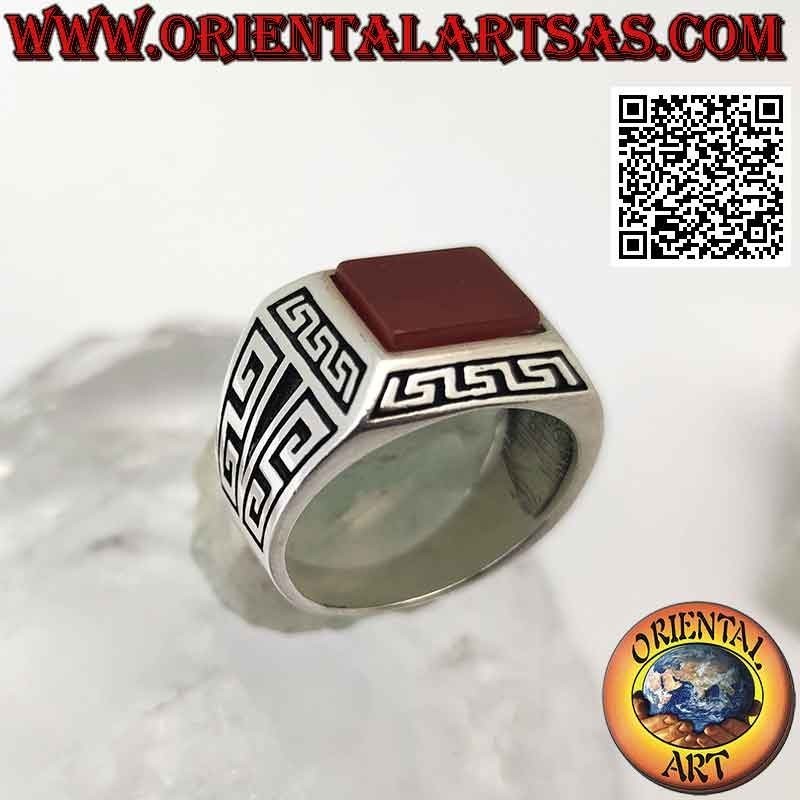 Bague en argent avec cornaline rectangulaire, entourée de grecs en bas-relief