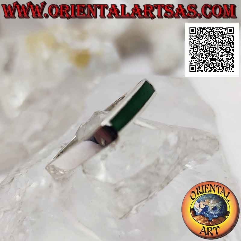Bague en argent lisse avec une longue et étroite agate verte rectangulaire horizontale sur monture carrée (21)