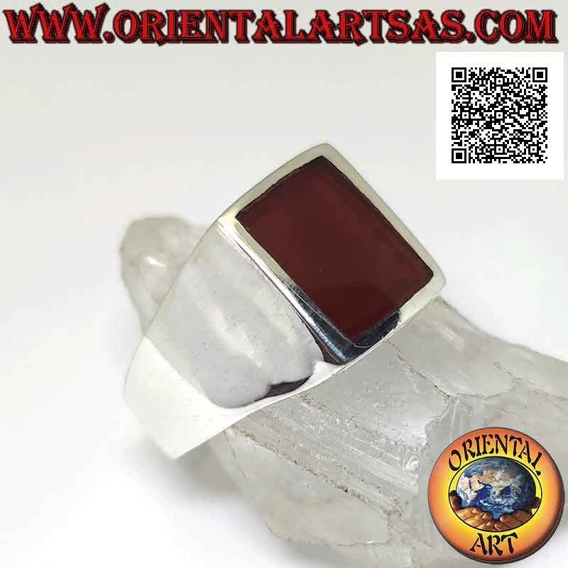 Bague en argent avec cornaline rectangulaire affleurante sur une monture lisse de 10 x 8 mm
