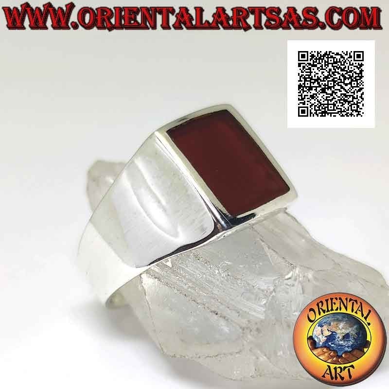 Bague en argent avec cornaline rectangulaire affleurante sur une monture lisse de 10 x 8 mm