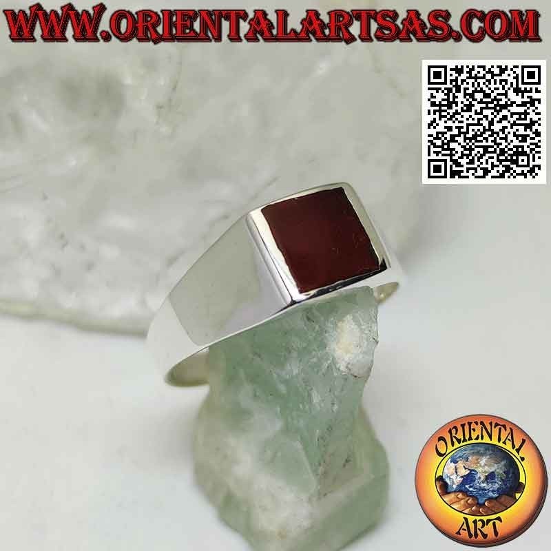 Anillo de plata con cornalina rectangular al ras del borde en un engaste liso de 10 x 8 mm