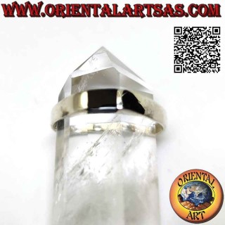 Anillo de plata lisa con pequeño ónix rectangular central a ras del borde