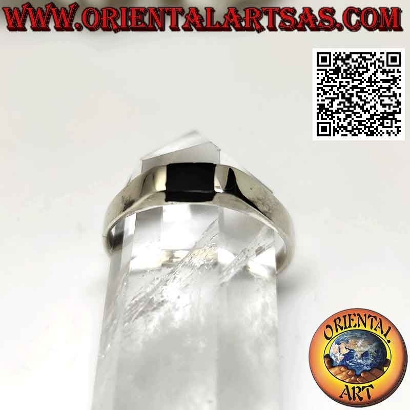 Anello in argento liscio con piccola onice rettangolare centrale a filo bordo