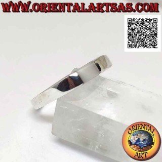 Anillo de plata lisa con pequeña madreperla rectangular central a ras del borde