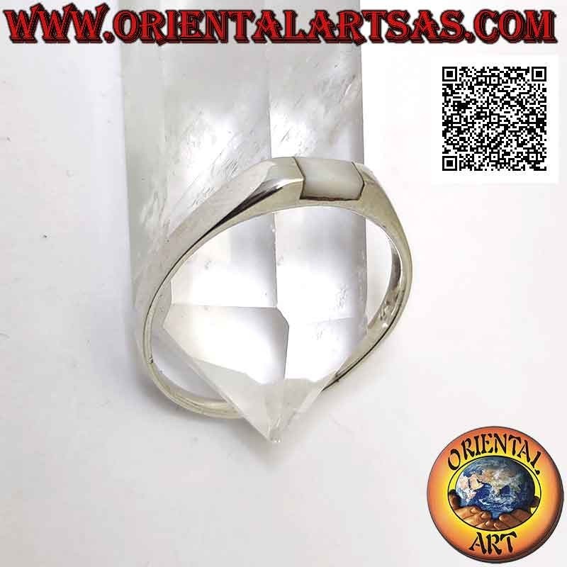 Anillo de plata lisa con pequeña madreperla rectangular central a ras del borde