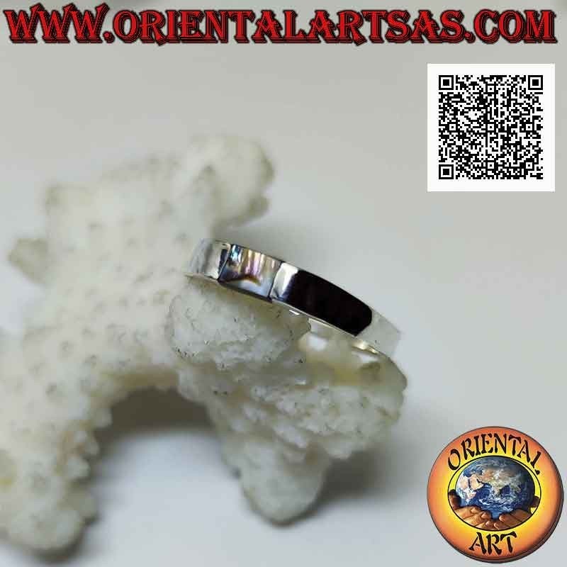 Anello in argento liscio con piccola paua shell abalone rettangolare centrale a filo bordo