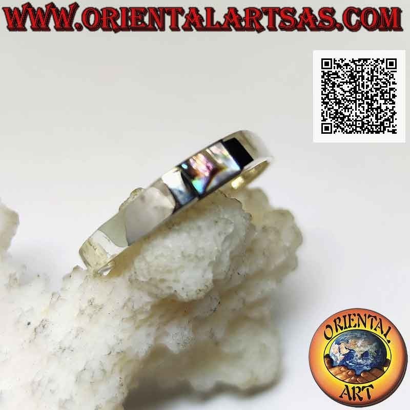 Anillo de plata lisa con pequeña concha paua de abulón rectangular central a ras del borde