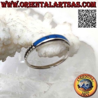 Anillo de plata con turquesa rectangular sobresaliente en un lado y grabados en el otro