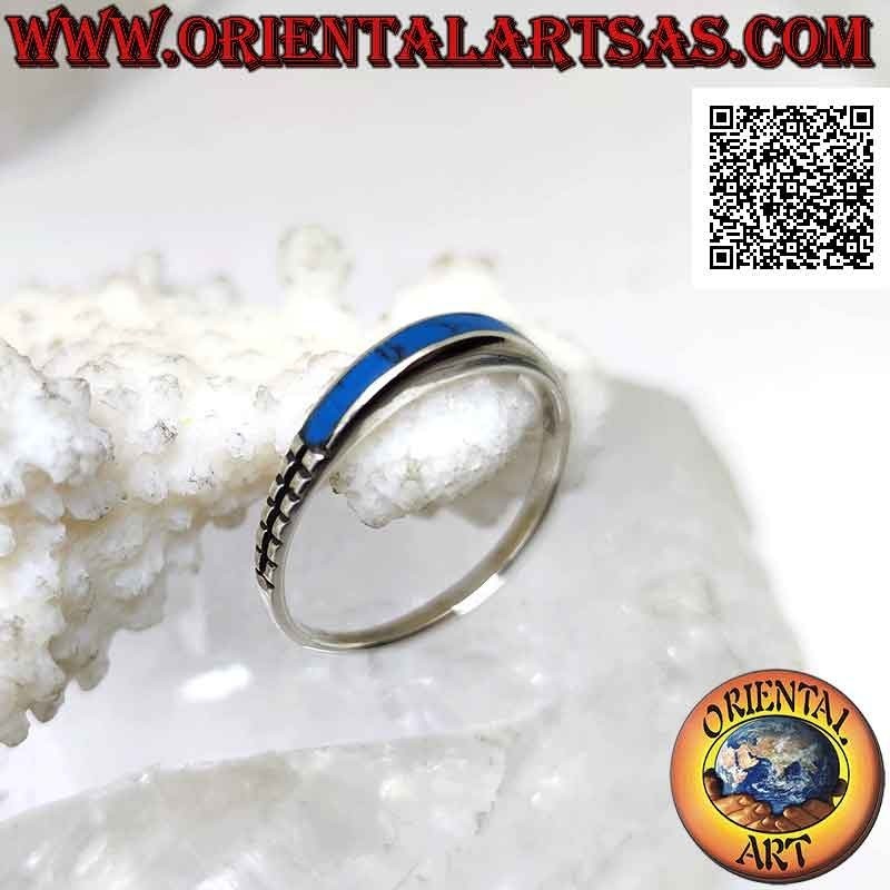 Bague en argent avec turquoise rectangulaire saillante d'un côté et gravures de l'autre