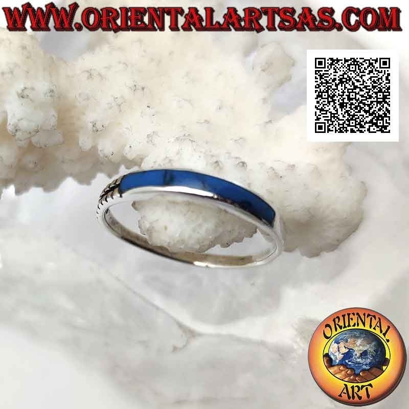 Anello in argento a fedina con turchese rettangolare sporgente su un lato e incisioni sull'altro