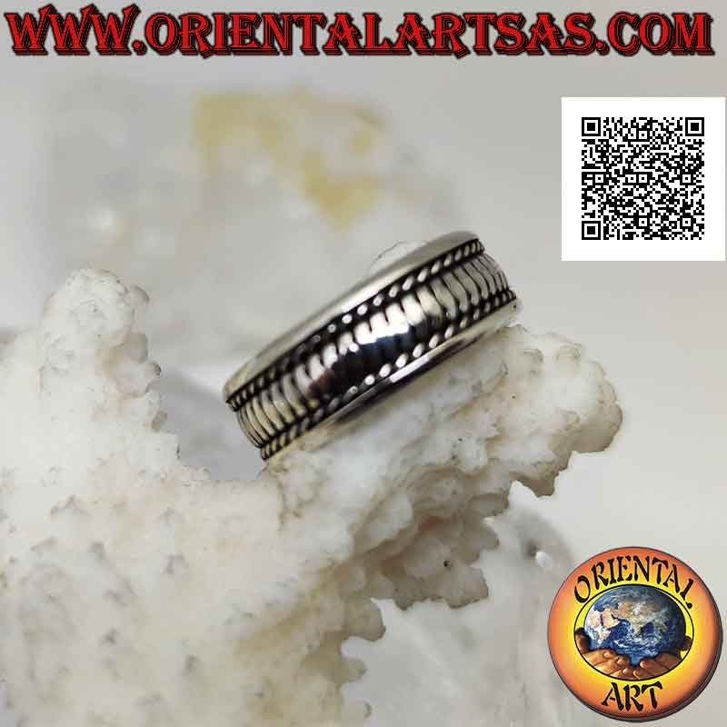 Silver band ring with wavy oblique lines engraved between intertwining