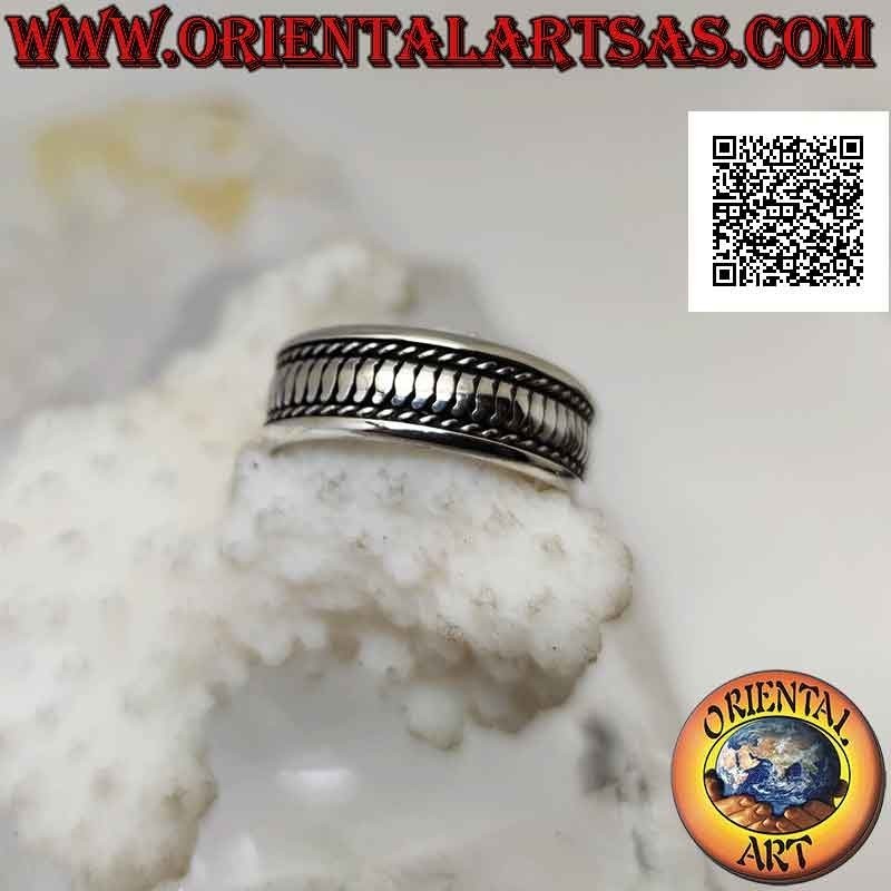 Bague en argent avec lignes obliques ondulées gravées entre entrelacs