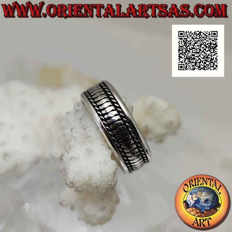 Silver band ring with wavy oblique lines engraved between intertwining
