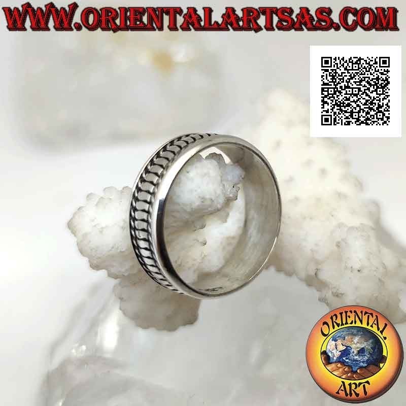 Anello in argento a fascia con linee oblique ondulate incise tra intrecci