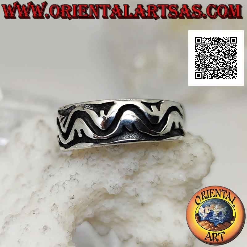 Anillo de plata con banda trabajada con decoración de doble bajorrelieve ondulado