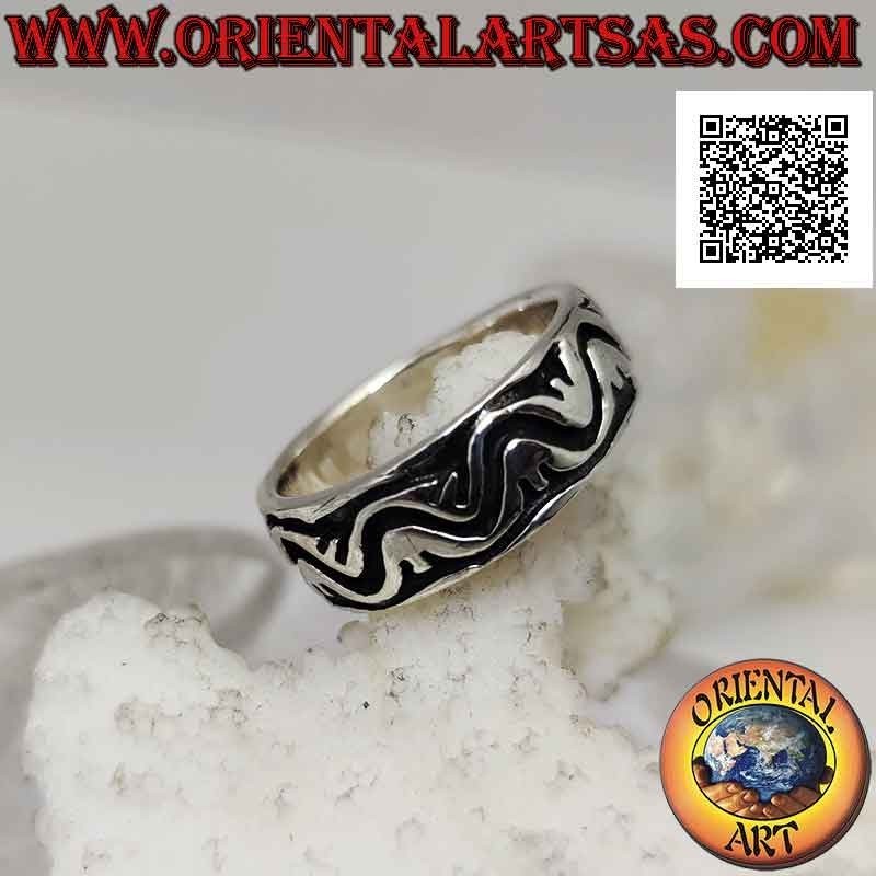 Anillo de plata con banda trabajada con decoración de doble bajorrelieve ondulado