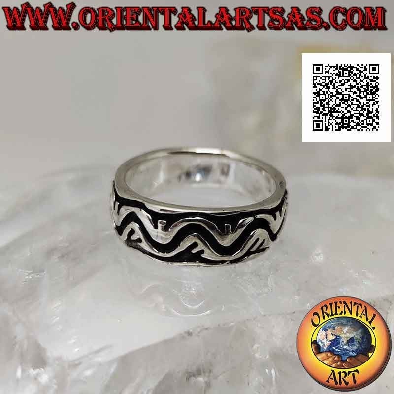 Anillo de plata con banda trabajada con decoración de doble bajorrelieve ondulado