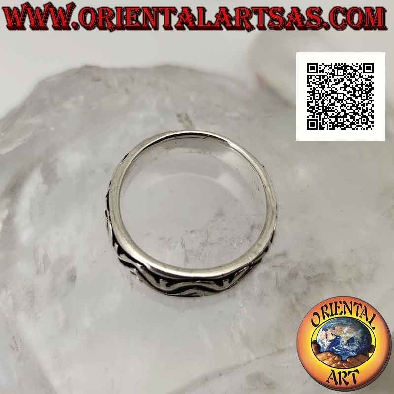 Bague en argent avec bande travaillée à double décoration en bas-relief ondulé