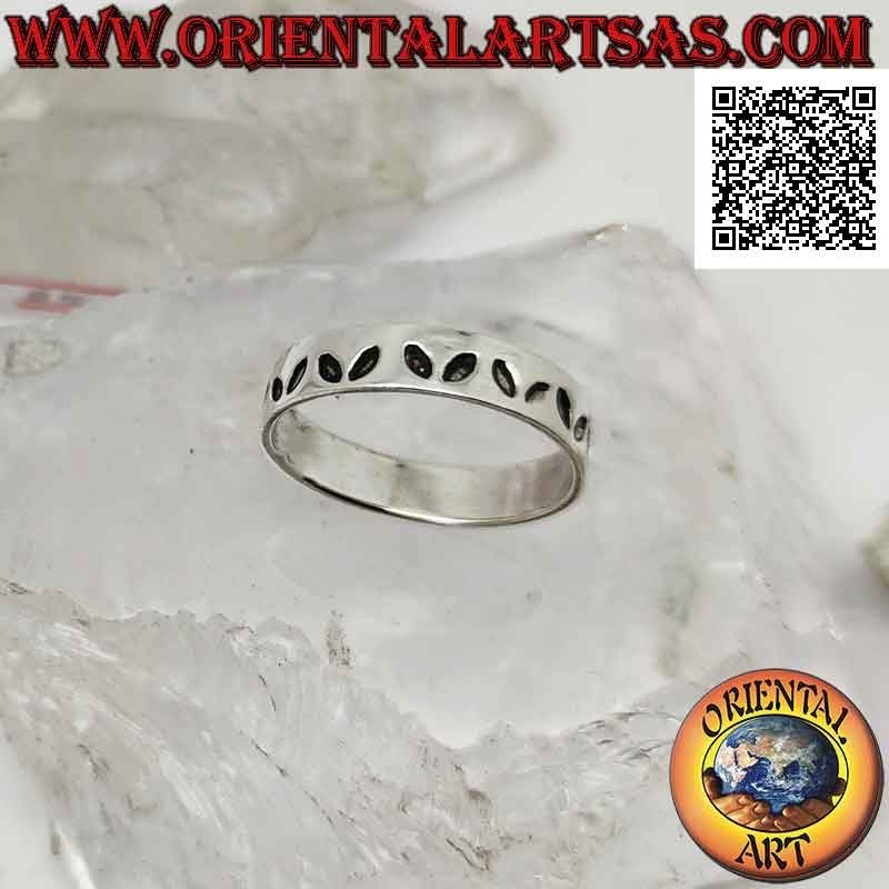 Bague en argent ornée d'une série de paires d'ailes de papillon (emblème du papillon)