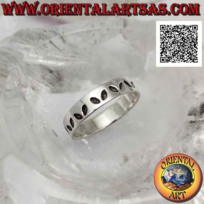 Anello in argento a fascia lavorata con serie di coppie di ali di farfalla (stemma butterfly)