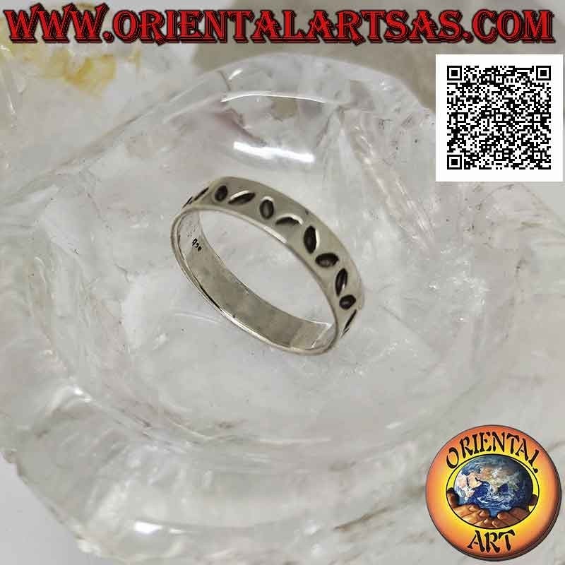 Anillo de banda de plata trabajado con una serie de pares de alas de mariposa (emblema de mariposa)
