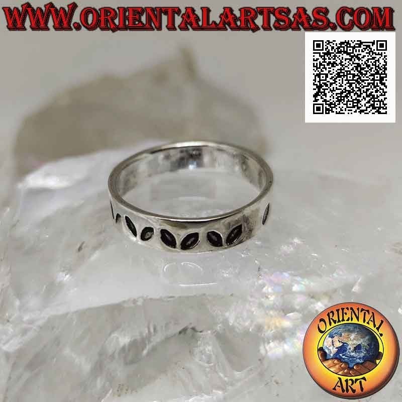 Anillo de banda de plata trabajado con una serie de pares de alas de mariposa (emblema de mariposa)