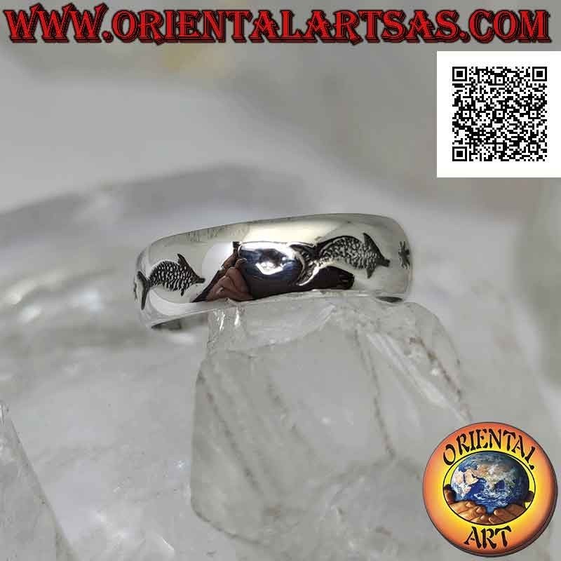 Anillo banda de plata trabajado con una serie de delfines en bajorrelieve