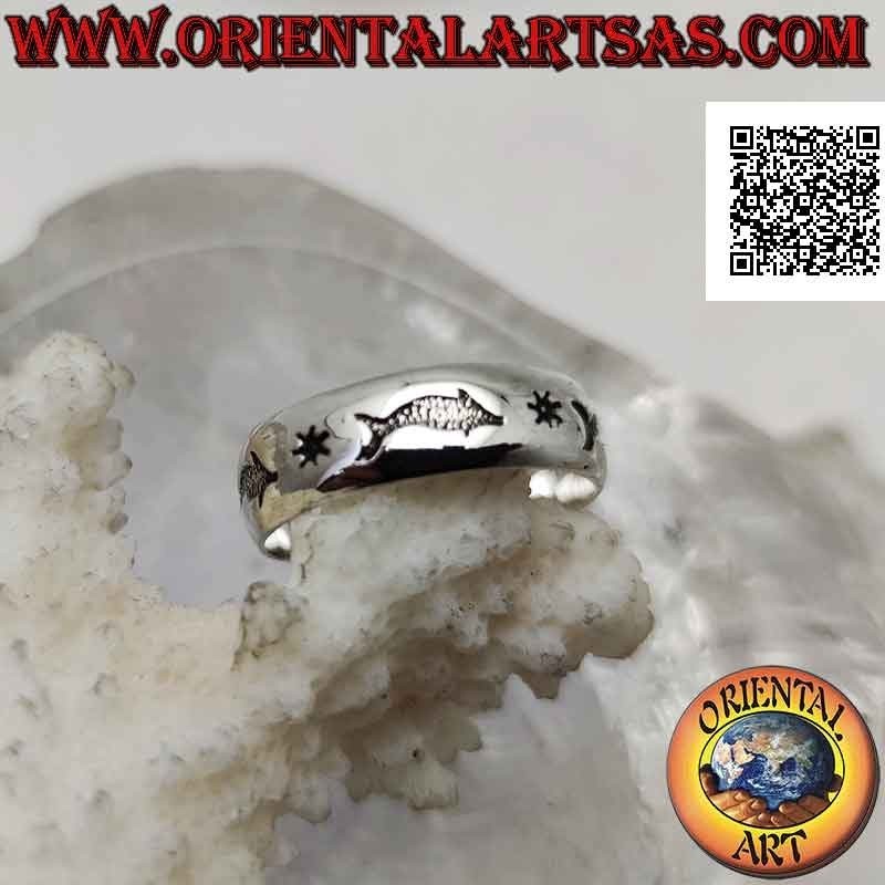 Bague en argent ornée d'une série de dauphins en bas-relief