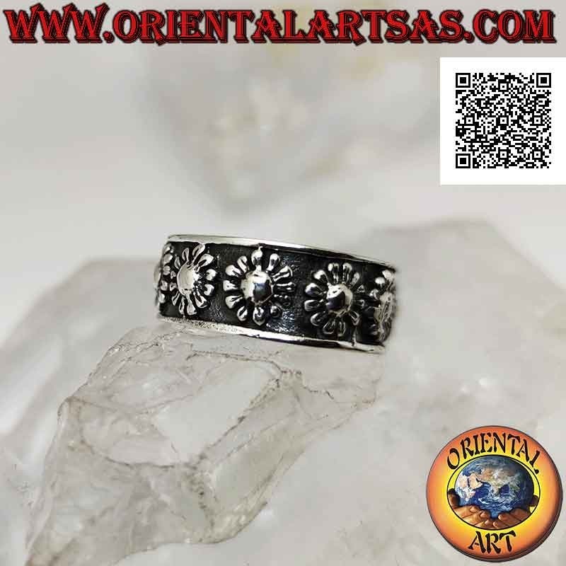 Anello in argento a fascia lavorata con serie di margherite a bassorilievo
