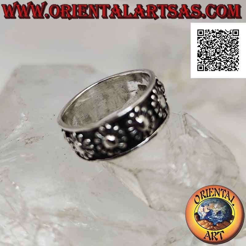 Anello in argento a fascia lavorata con serie di margherite a bassorilievo