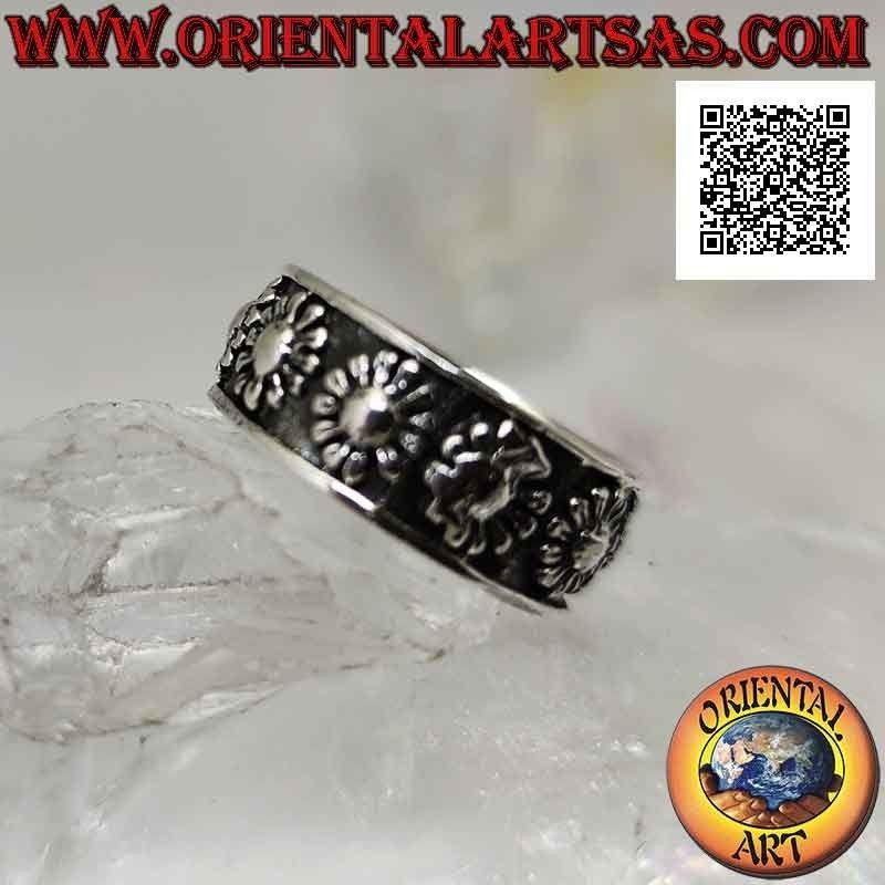Anillo banda de plata trabajado con una serie de margaritas en bajorrelieve