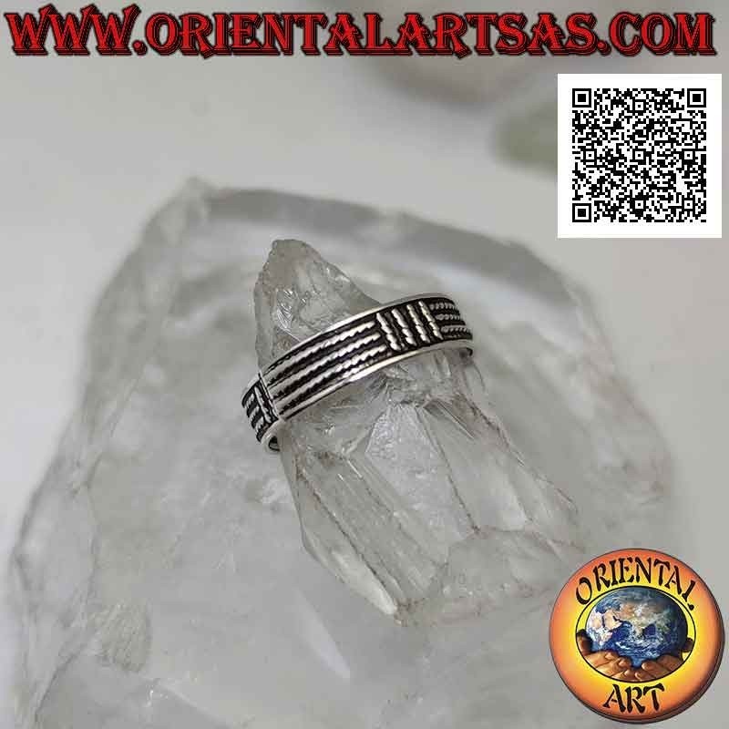 Anello in argento a fascia lavorata con decoro alterato di tre linee a bassorilievo verticale e orizzontale