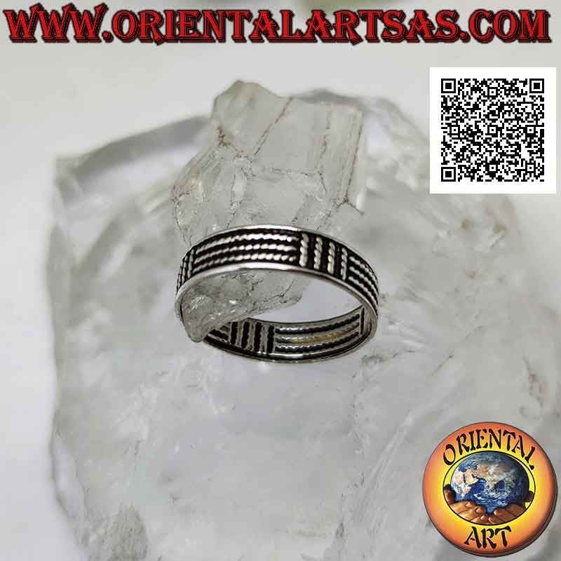 Anello in argento a fascia lavorata con decoro alterato di tre linee a bassorilievo verticale e orizzontale