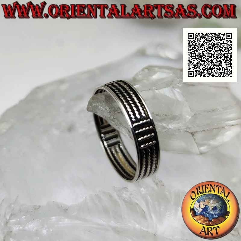 Anillo de plata con banda labrada con decoración alterada de tres líneas verticales y horizontales en bajorrelieve