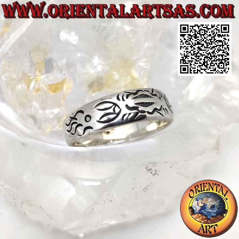 Anello in argento a fascia crescente con disegno maori inciso