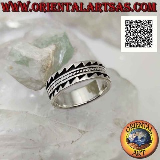 Anillo de plata con banda trabajada con decoración en bajorrelieve dentado