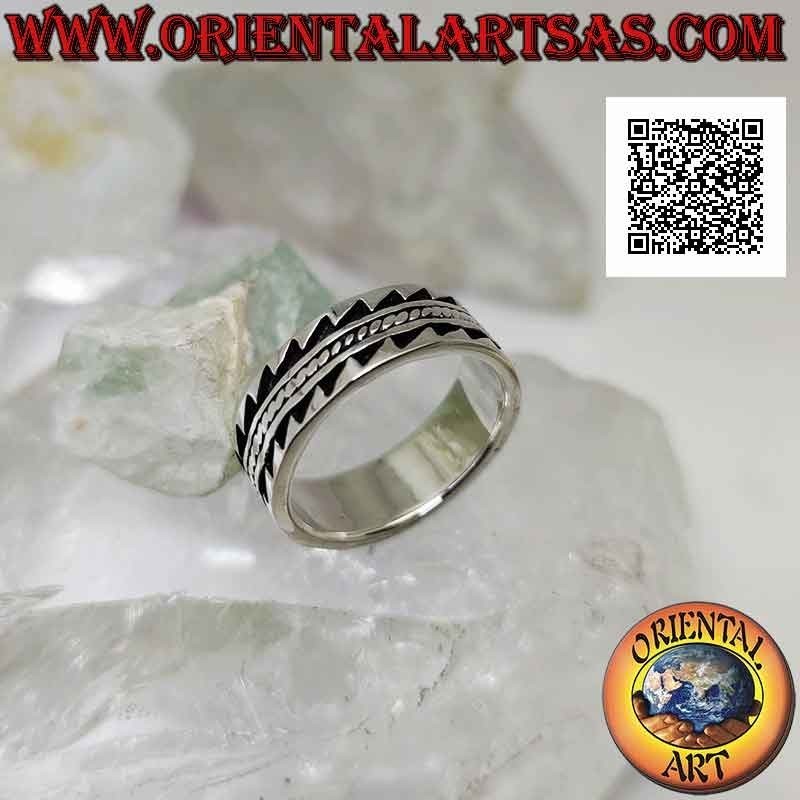 Anello in argento a fascia lavorata con decoro dentato a bassorilievo