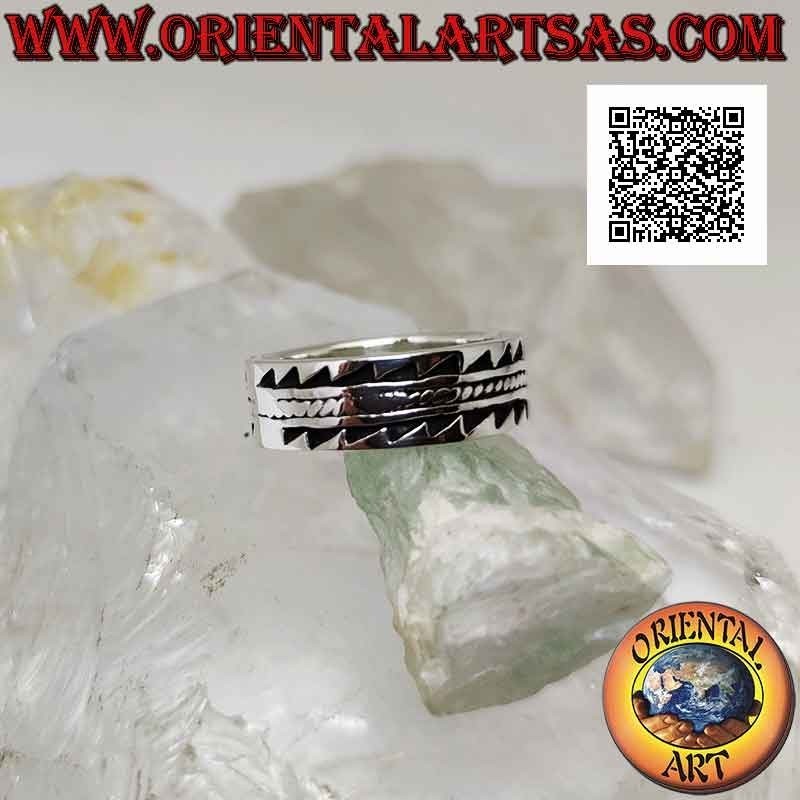 Anillo de plata con banda trabajada con decoración en bajorrelieve dentado