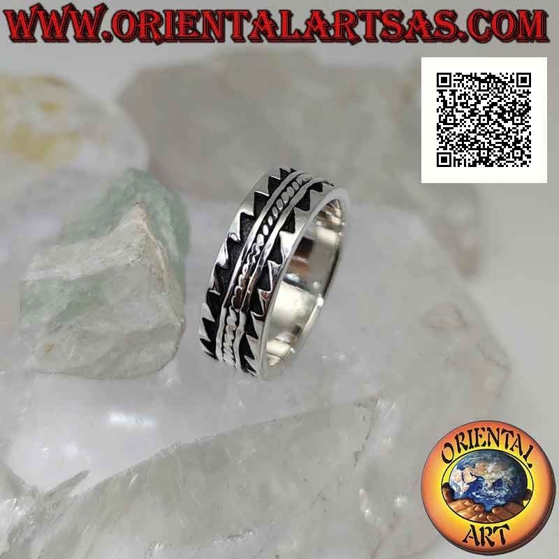 Anello in argento a fascia lavorata con decoro dentato a bassorilievo