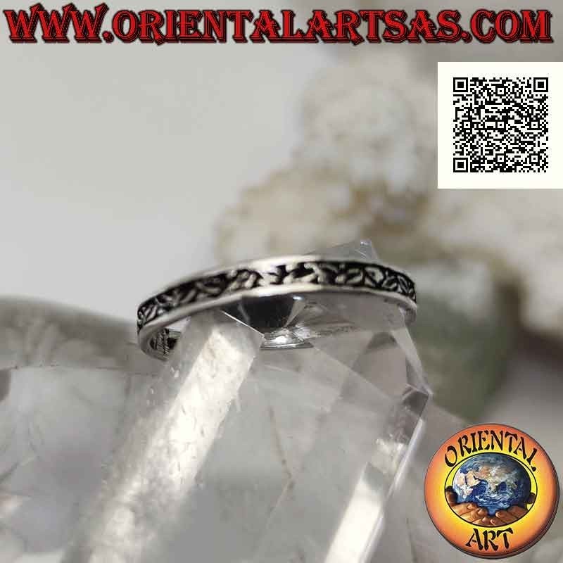 Bague en argent avec bande fine travaillée avec un décor en bas-relief floral micro