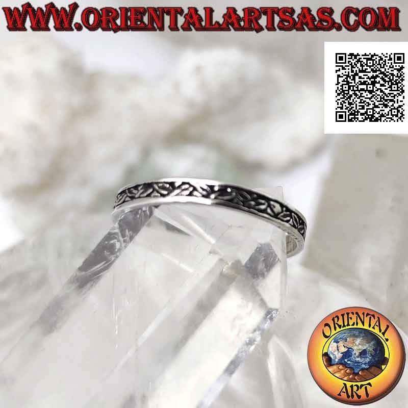 Anillo de plata con banda fina trabajada con decoración micro floral en bajorrelieve