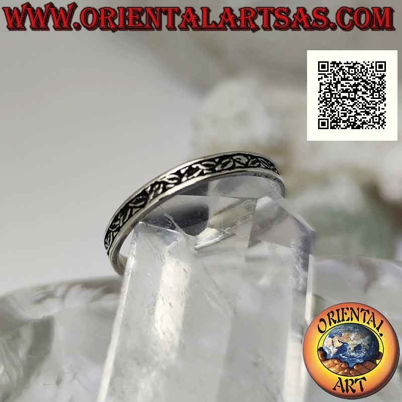 Anello in argento a fascia sottile lavorata con micro decoro floreale a bassorilievo