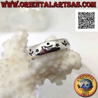 Anello in argento a fascia lavorata con stelle e decorazione astrale alternata