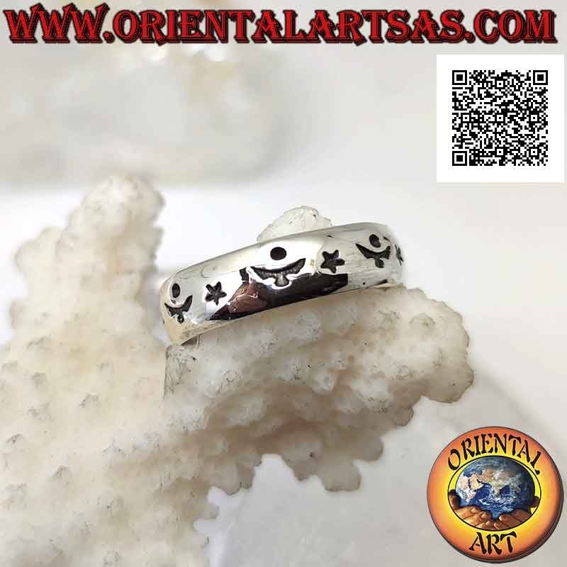Anello in argento a fascia lavorata con stelle e decorazione astrale alternata