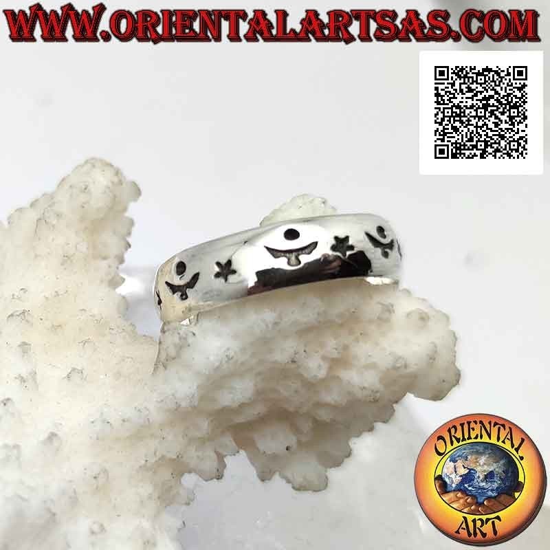 Anillo banda de plata trabajado con estrellas y decoración astral alterna