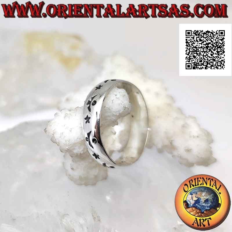 Anello in argento a fascia lavorata con stelle e decorazione astrale alternata